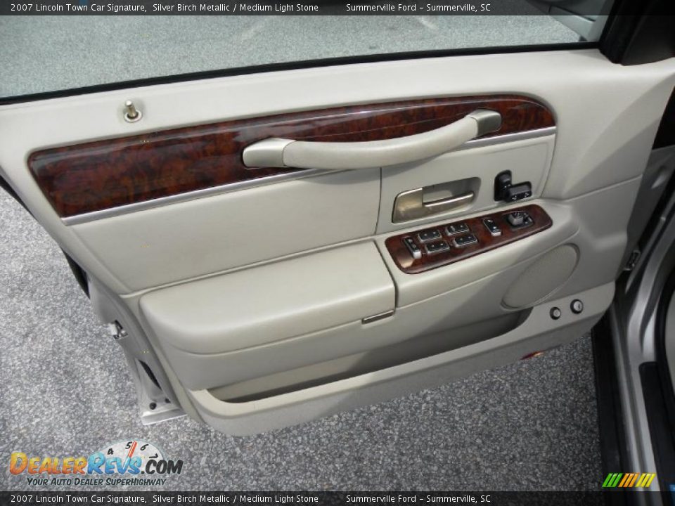 2007 Lincoln Town Car Signature Silver Birch Metallic / Medium Light Stone Photo #5