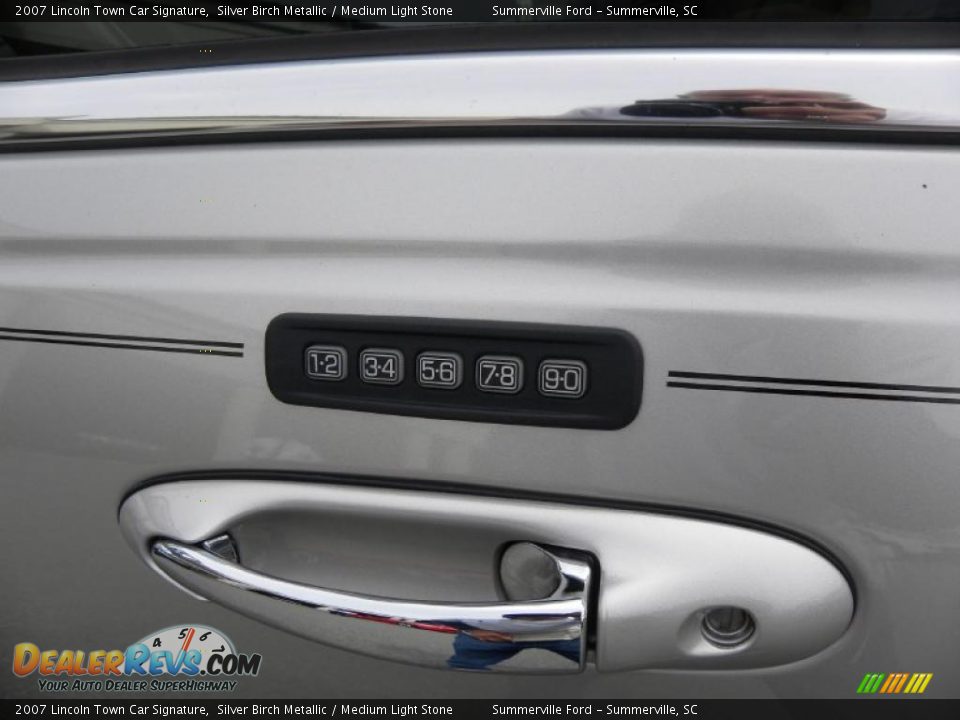 2007 Lincoln Town Car Signature Silver Birch Metallic / Medium Light Stone Photo #6