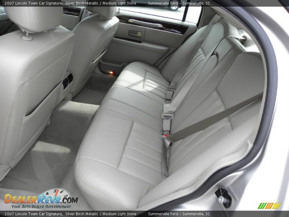 2007 Lincoln Town Car Signature Silver Birch Metallic / Medium Light Stone Photo #7