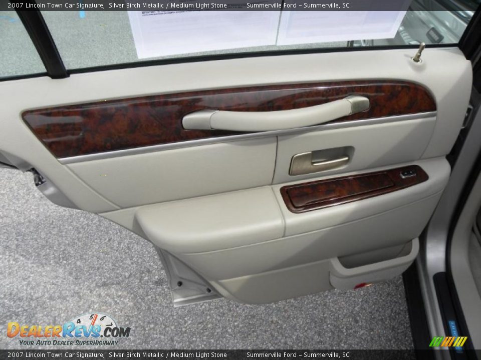 2007 Lincoln Town Car Signature Silver Birch Metallic / Medium Light Stone Photo #8