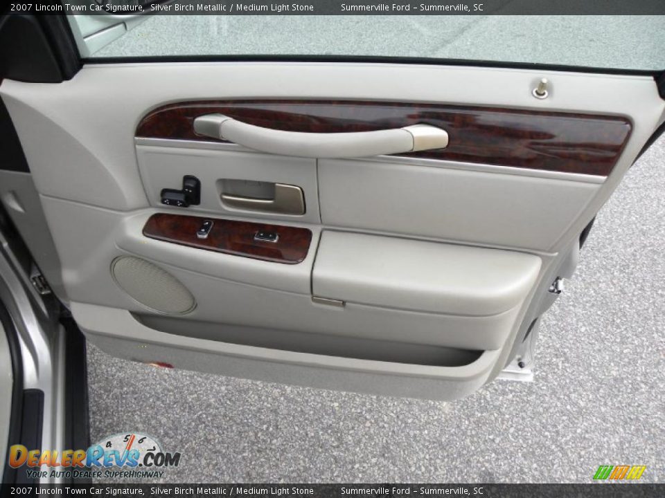 2007 Lincoln Town Car Signature Silver Birch Metallic / Medium Light Stone Photo #10
