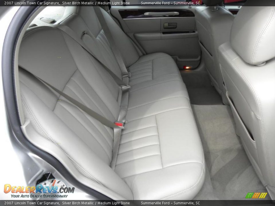 2007 Lincoln Town Car Signature Silver Birch Metallic / Medium Light Stone Photo #11