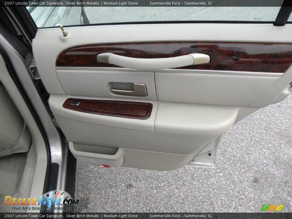 2007 Lincoln Town Car Signature Silver Birch Metallic / Medium Light Stone Photo #12