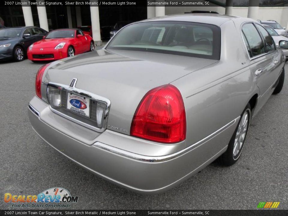 2007 Lincoln Town Car Signature Silver Birch Metallic / Medium Light Stone Photo #14