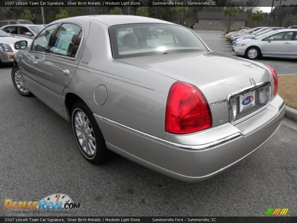 2007 Lincoln Town Car Signature Silver Birch Metallic / Medium Light Stone Photo #16