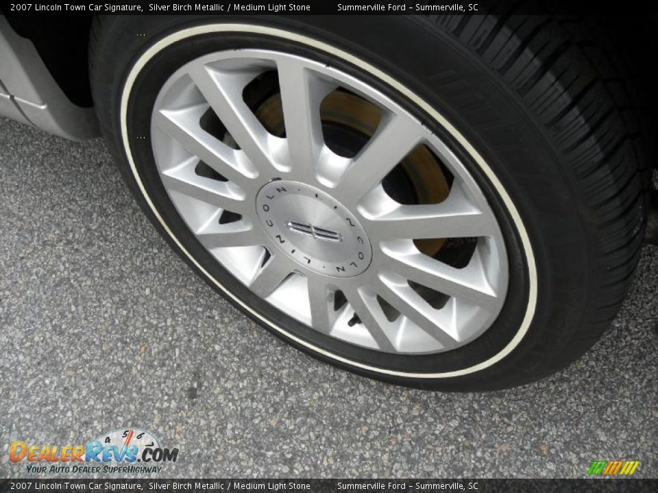 2007 Lincoln Town Car Signature Silver Birch Metallic / Medium Light Stone Photo #17
