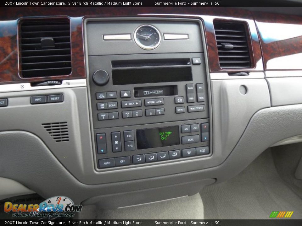2007 Lincoln Town Car Signature Silver Birch Metallic / Medium Light Stone Photo #20