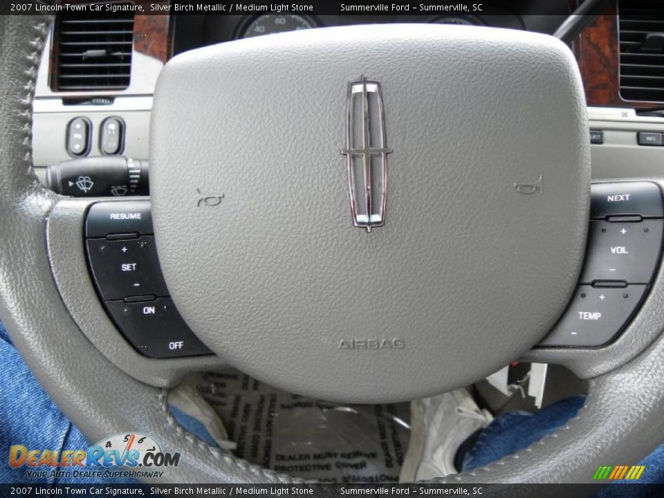 2007 Lincoln Town Car Signature Silver Birch Metallic / Medium Light Stone Photo #21