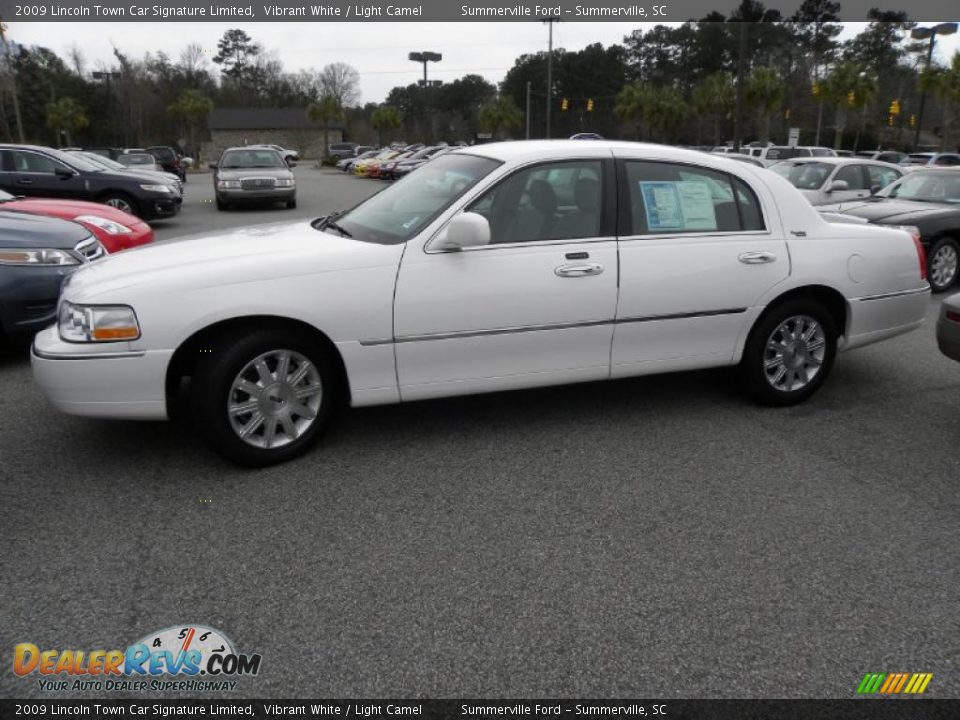 2009 Lincoln Town Car Signature Limited Vibrant White / Light Camel Photo #2