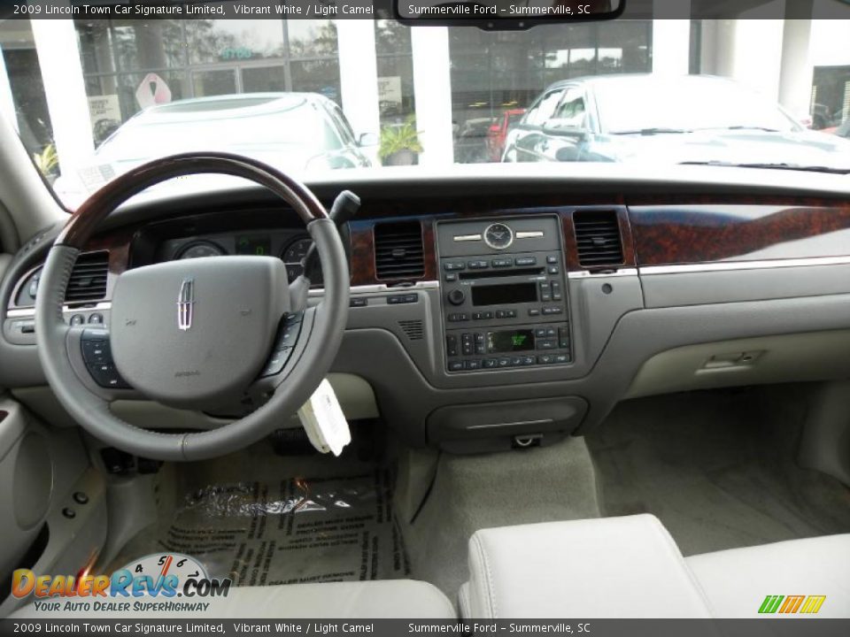 2009 Lincoln Town Car Signature Limited Vibrant White / Light Camel Photo #3