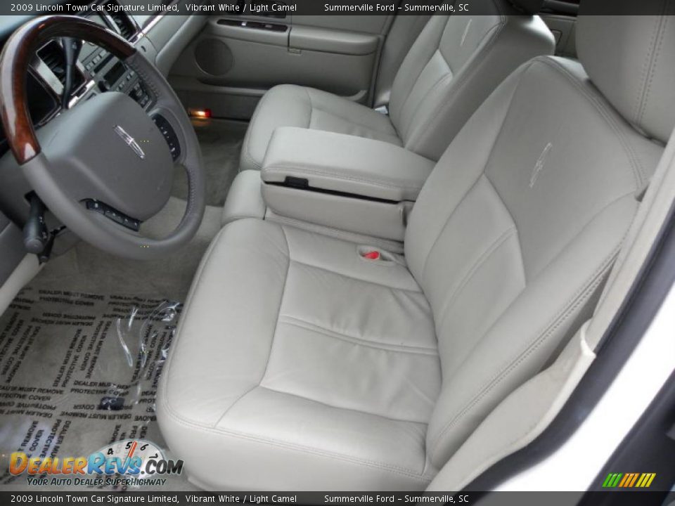 2009 Lincoln Town Car Signature Limited Vibrant White / Light Camel Photo #4