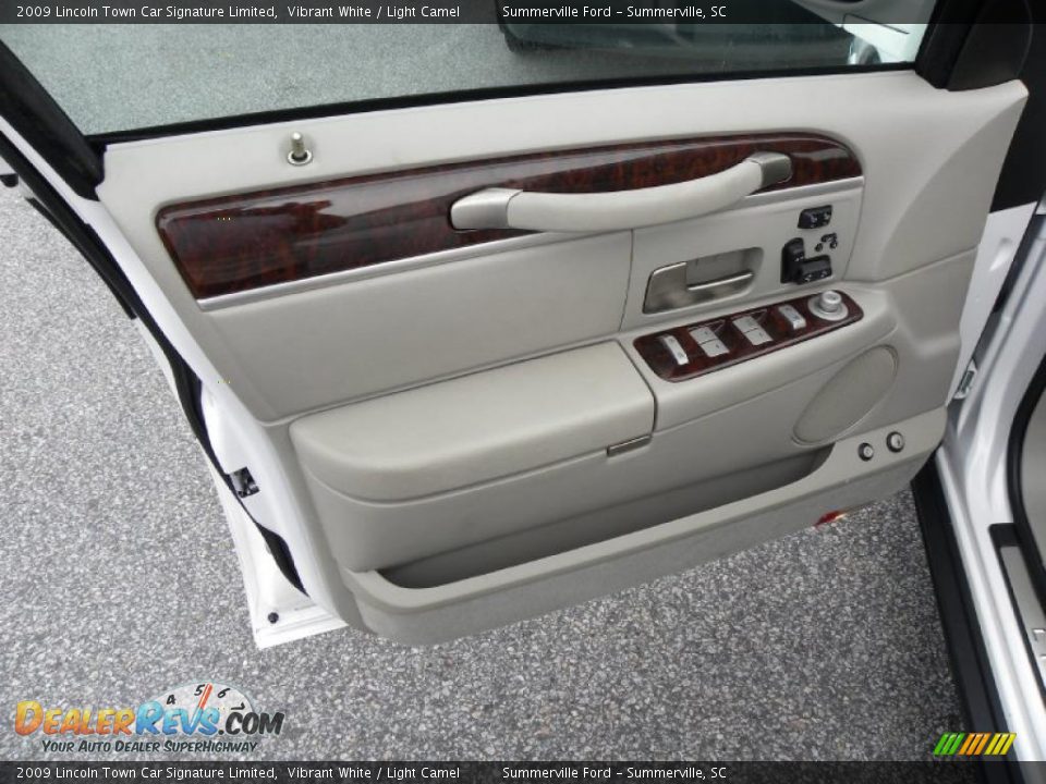 2009 Lincoln Town Car Signature Limited Vibrant White / Light Camel Photo #5