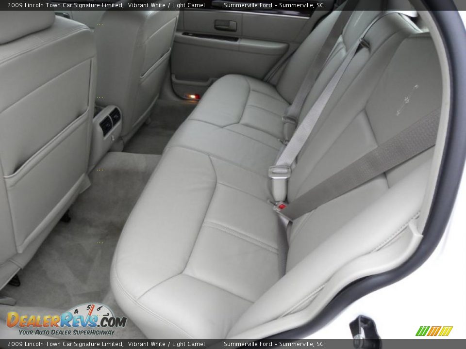 2009 Lincoln Town Car Signature Limited Vibrant White / Light Camel Photo #7