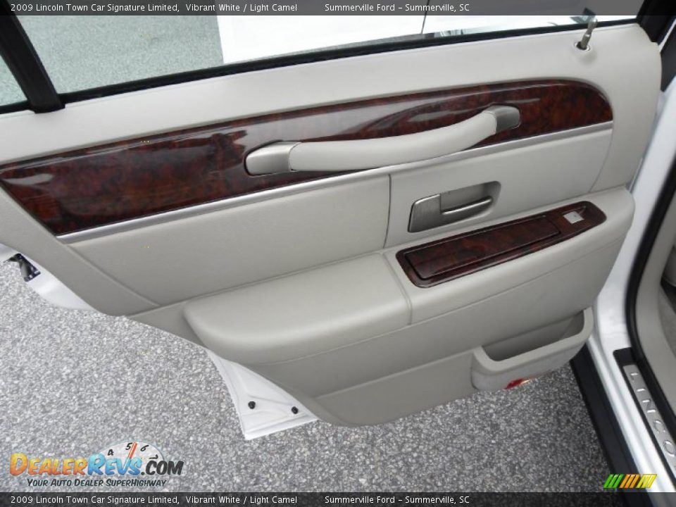 2009 Lincoln Town Car Signature Limited Vibrant White / Light Camel Photo #8