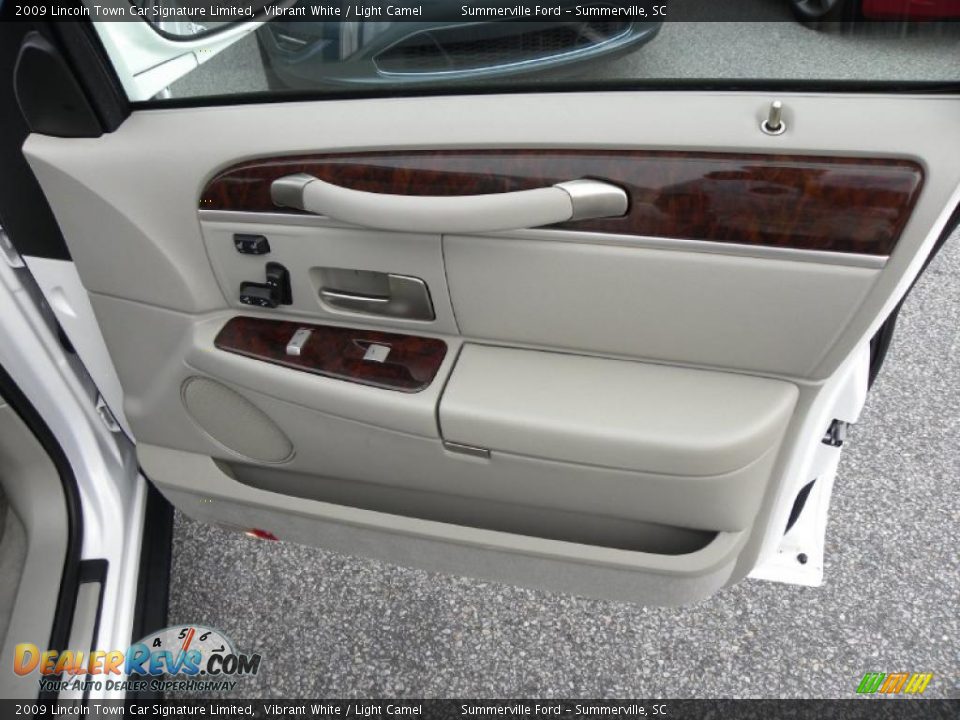 2009 Lincoln Town Car Signature Limited Vibrant White / Light Camel Photo #10