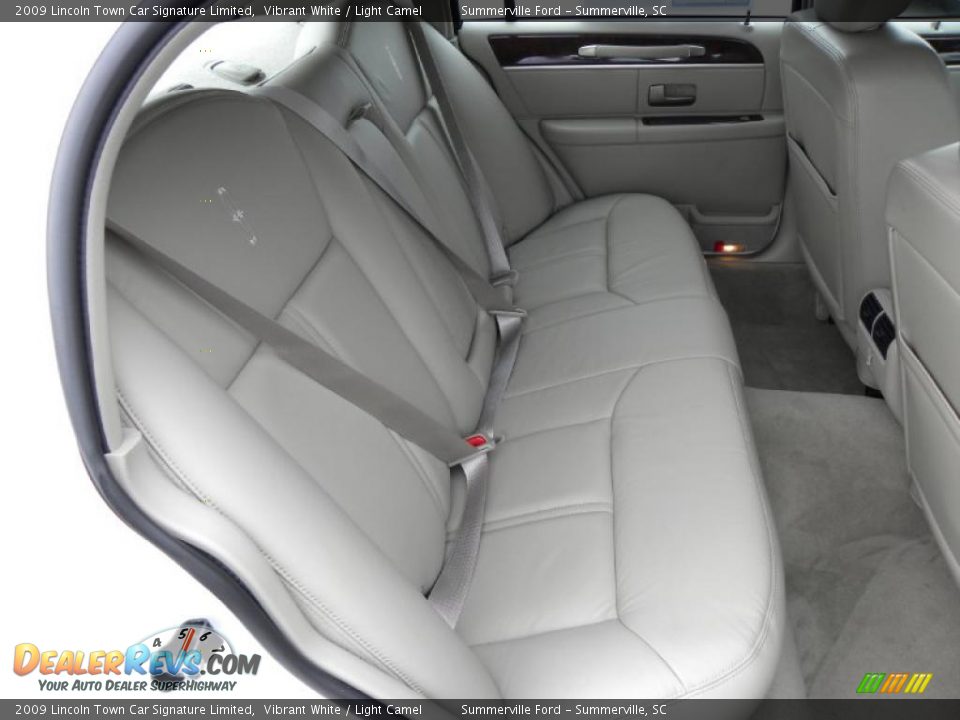 2009 Lincoln Town Car Signature Limited Vibrant White / Light Camel Photo #11