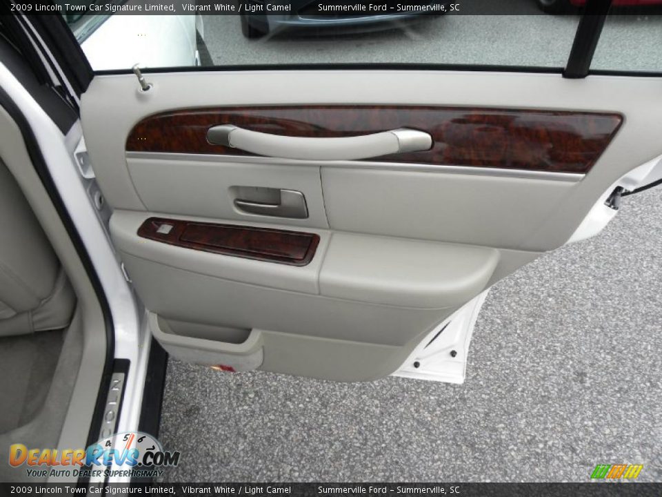 2009 Lincoln Town Car Signature Limited Vibrant White / Light Camel Photo #12