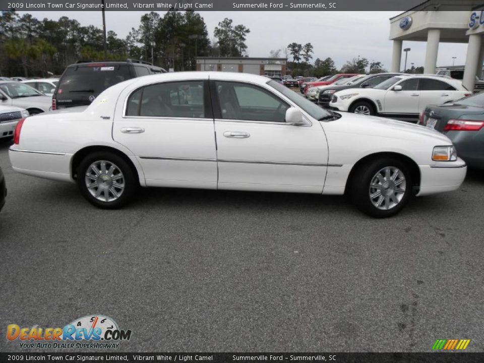 2009 Lincoln Town Car Signature Limited Vibrant White / Light Camel Photo #13