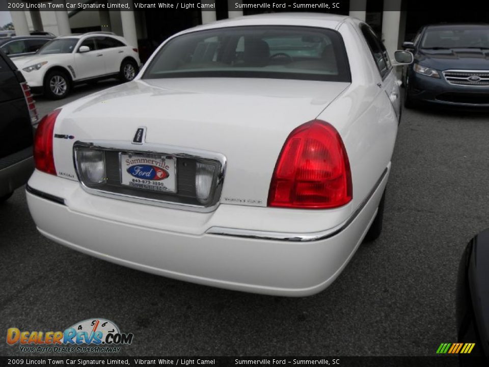 2009 Lincoln Town Car Signature Limited Vibrant White / Light Camel Photo #14