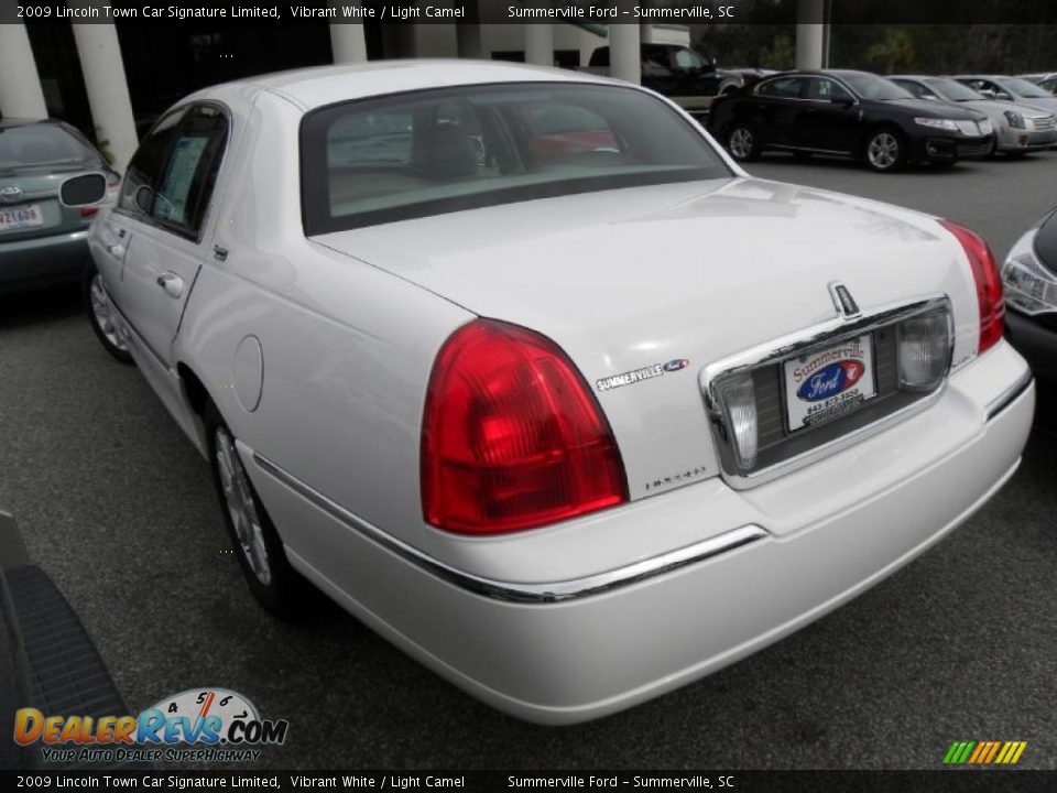 2009 Lincoln Town Car Signature Limited Vibrant White / Light Camel Photo #16