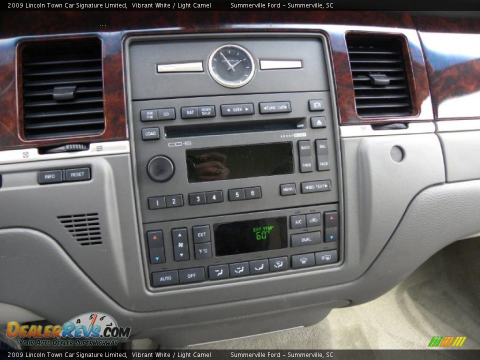 2009 Lincoln Town Car Signature Limited Vibrant White / Light Camel Photo #20