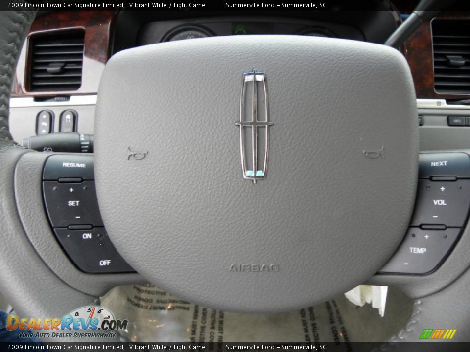 2009 Lincoln Town Car Signature Limited Vibrant White / Light Camel Photo #21