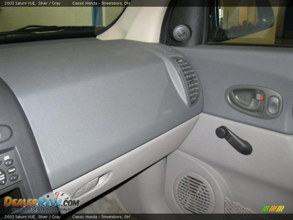 2003 Saturn VUE Silver / Gray Photo #18