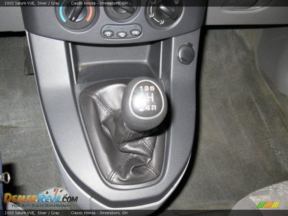 2003 Saturn VUE Silver / Gray Photo #19