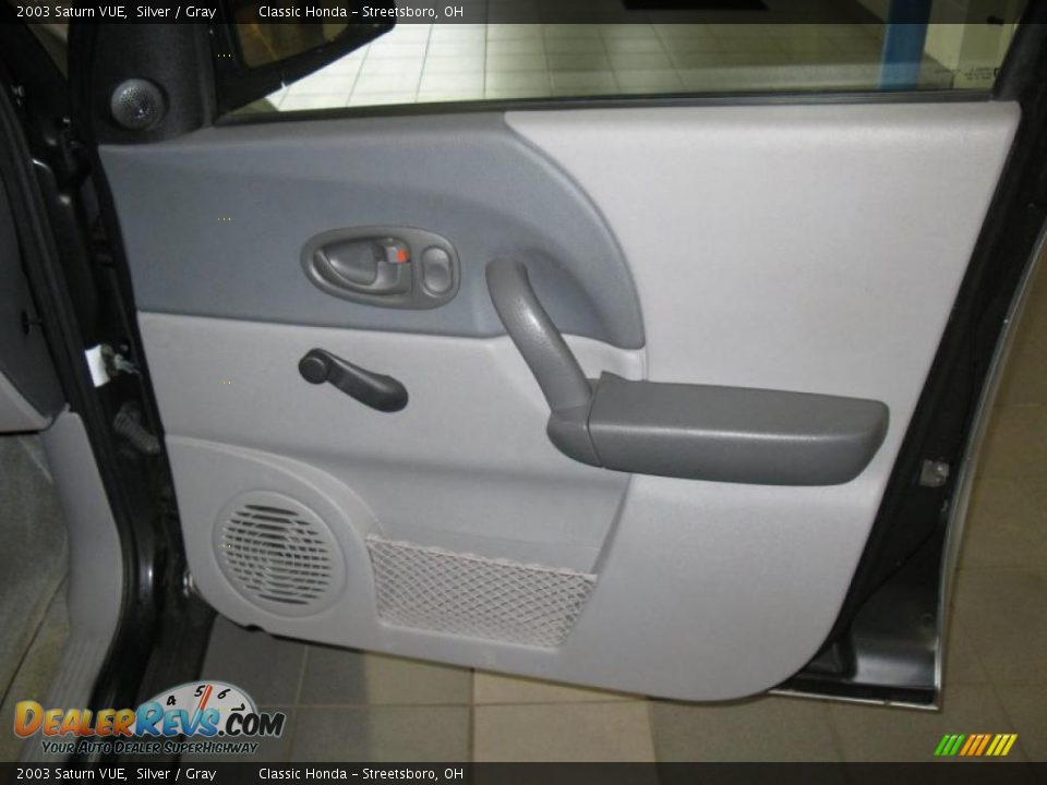 2003 Saturn VUE Silver / Gray Photo #23