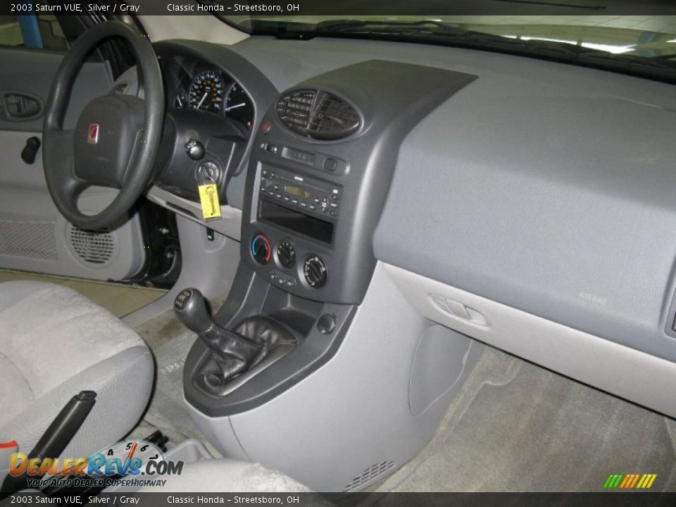 2003 Saturn VUE Silver / Gray Photo #24