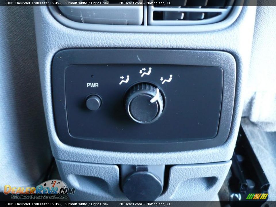 2006 Chevrolet TrailBlazer LS 4x4 Summit White / Light Gray Photo #14