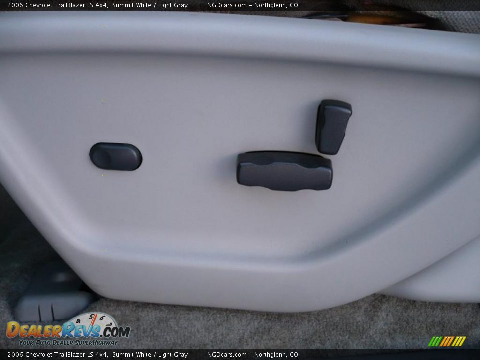 2006 Chevrolet TrailBlazer LS 4x4 Summit White / Light Gray Photo #17