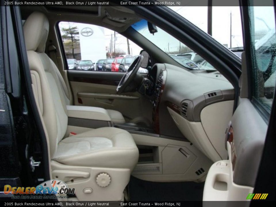2005 Buick Rendezvous Ultra AWD Black Onyx / Light Neutral Photo #8