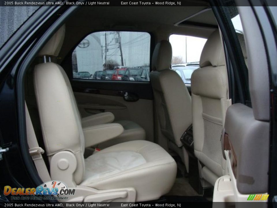 2005 Buick Rendezvous Ultra AWD Black Onyx / Light Neutral Photo #12