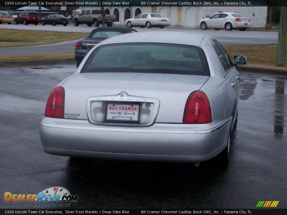 1999 Lincoln Town Car Executive Silver Frost Metallic / Deep Slate Blue Photo #4