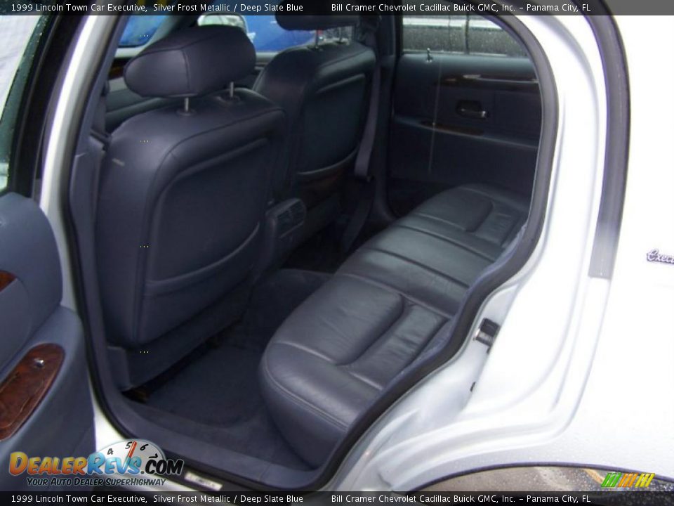 1999 Lincoln Town Car Executive Silver Frost Metallic / Deep Slate Blue Photo #5