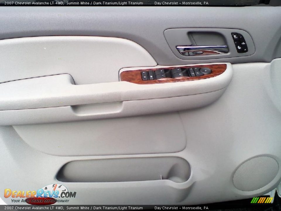 2007 Chevrolet Avalanche LT 4WD Summit White / Dark Titanium/Light Titanium Photo #9