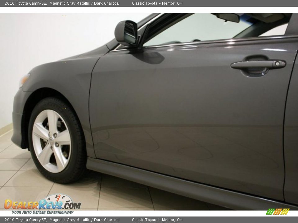 2010 Toyota Camry SE Magnetic Gray Metallic / Dark Charcoal Photo #25