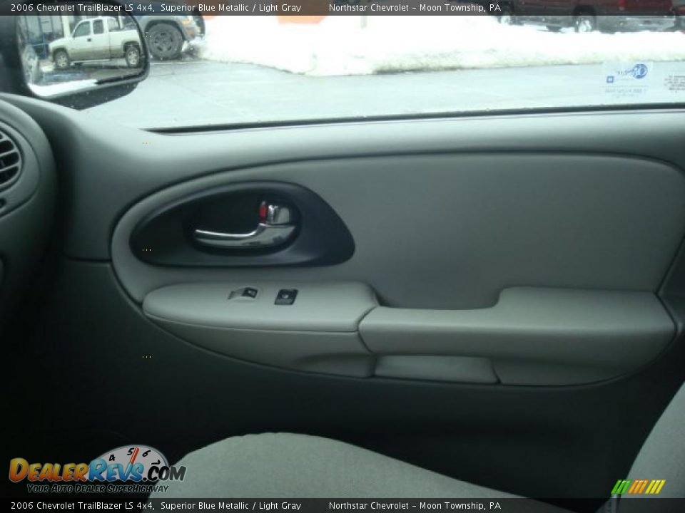 2006 Chevrolet TrailBlazer LS 4x4 Superior Blue Metallic / Light Gray Photo #17