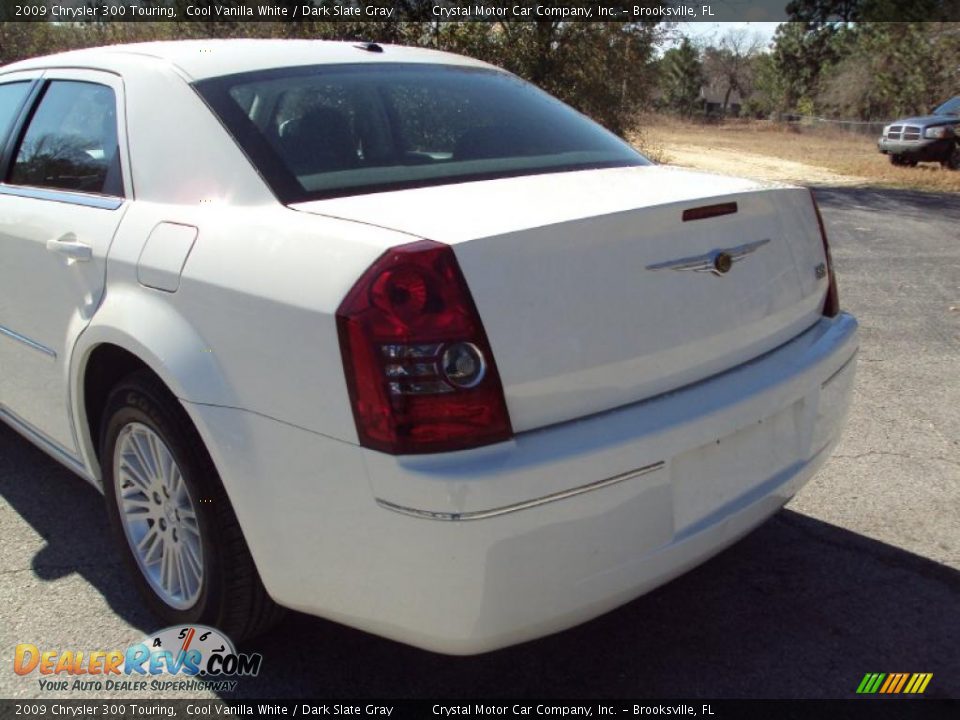 2009 Chrysler 300 Touring Cool Vanilla White / Dark Slate Gray Photo #7