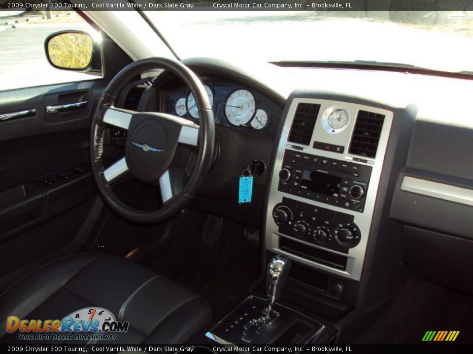 2009 Chrysler 300 Touring Cool Vanilla White / Dark Slate Gray Photo #11