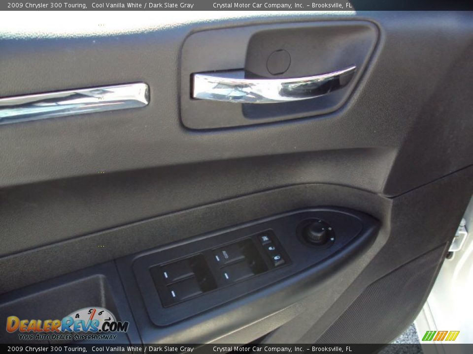 2009 Chrysler 300 Touring Cool Vanilla White / Dark Slate Gray Photo #17