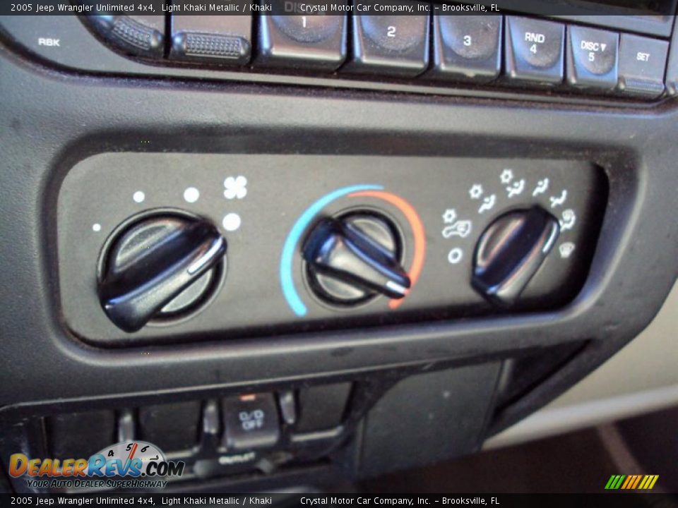 2005 Jeep Wrangler Unlimited 4x4 Light Khaki Metallic / Khaki Photo #19