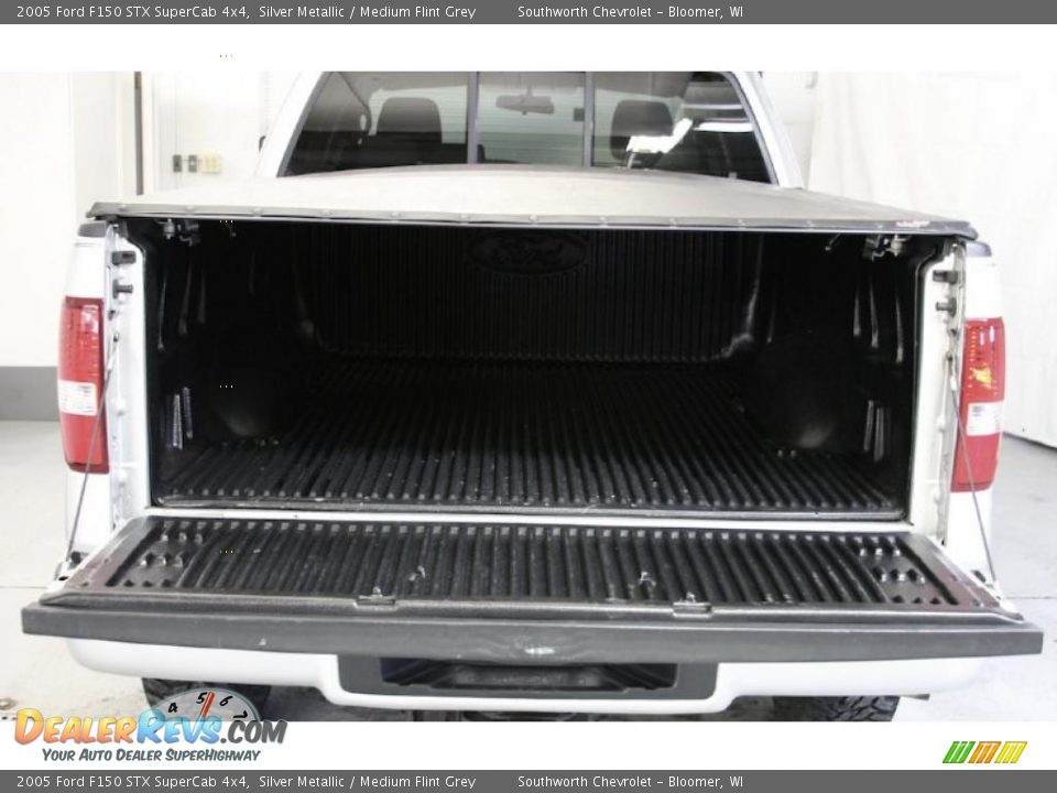 2005 Ford F150 STX SuperCab 4x4 Silver Metallic / Medium Flint Grey Photo #4
