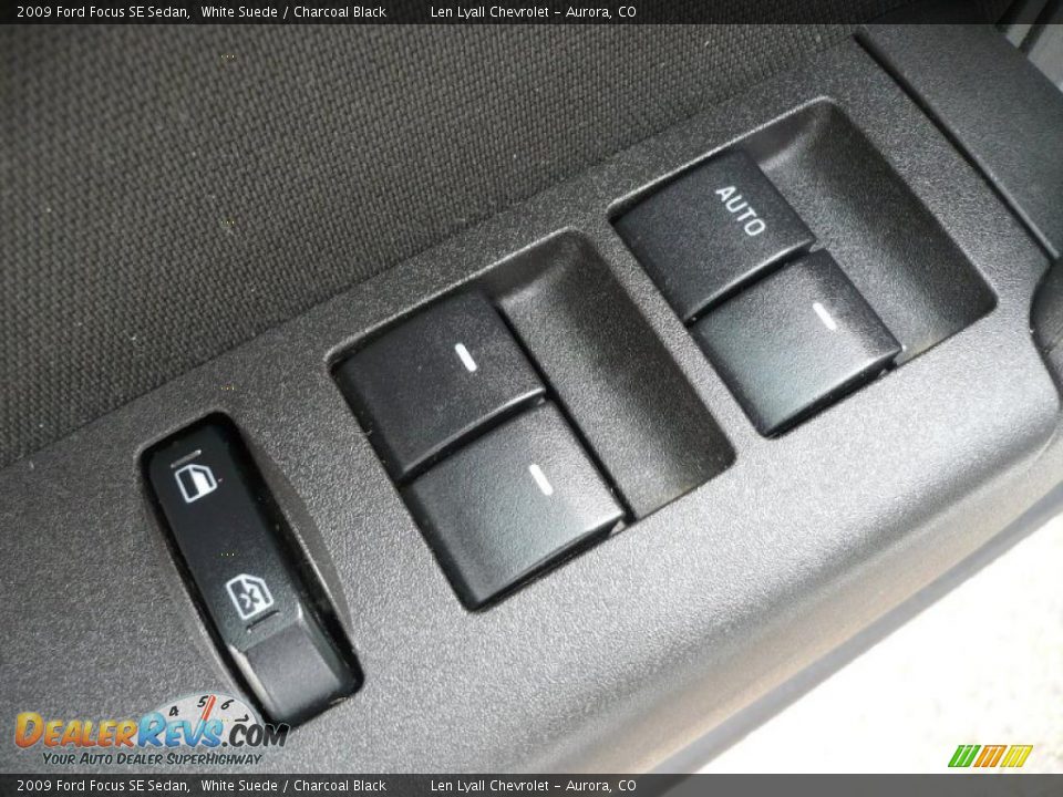 2009 Ford Focus SE Sedan White Suede / Charcoal Black Photo #8