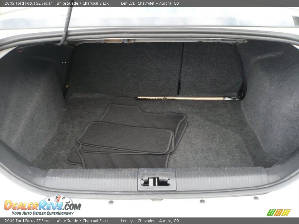 2009 Ford Focus SE Sedan White Suede / Charcoal Black Photo #11