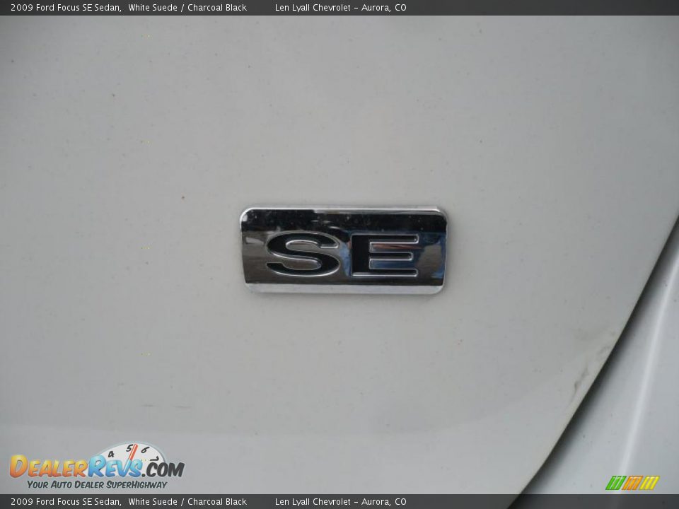 2009 Ford Focus SE Sedan White Suede / Charcoal Black Photo #13