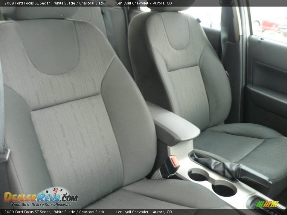 2009 Ford Focus SE Sedan White Suede / Charcoal Black Photo #14