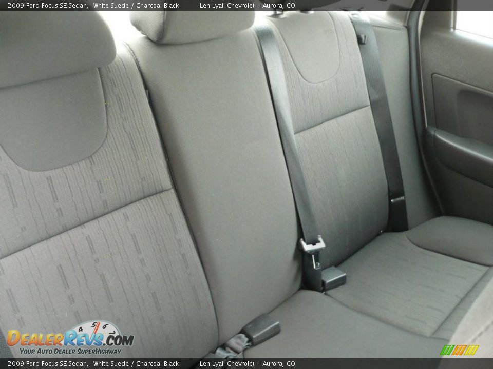 2009 Ford Focus SE Sedan White Suede / Charcoal Black Photo #15