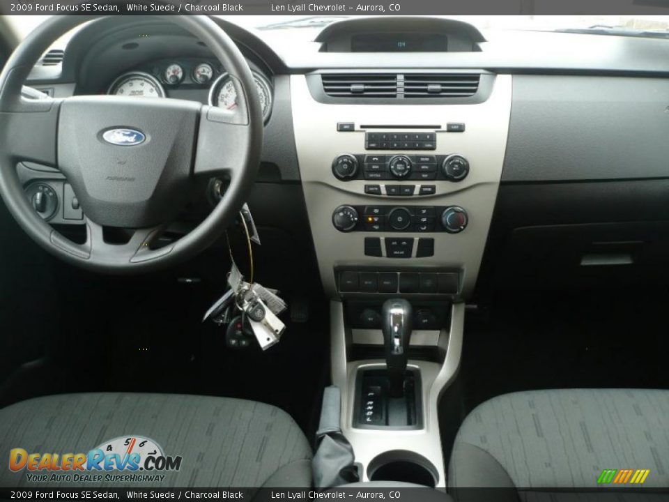 2009 Ford Focus SE Sedan White Suede / Charcoal Black Photo #16
